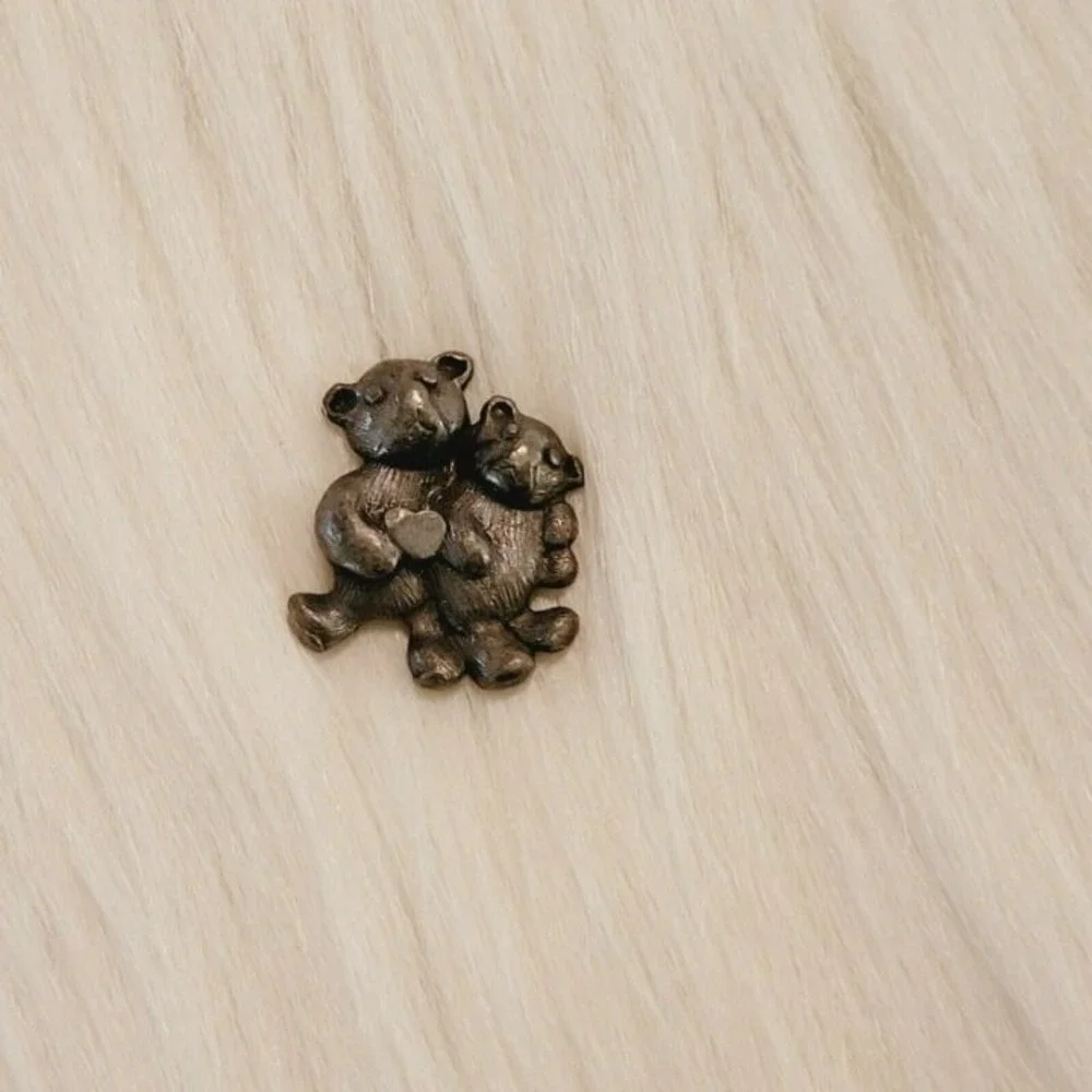 Vintage Pewter Teddy Bear Pin Heart 3D Textured Animal Zoo Figural 8272